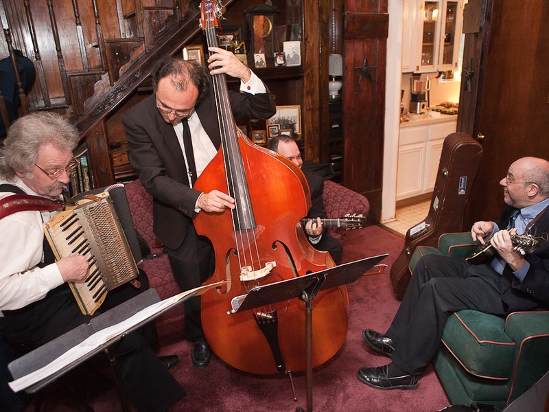 News_Mark Hanna_Titanic dinner_April 2012_musicians
