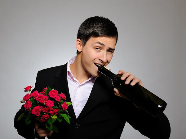 News_man_flowers_wine