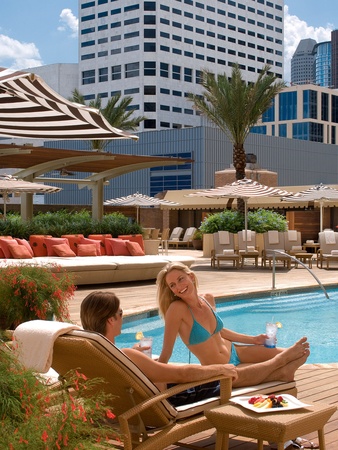 News_Hotel pools_Four Seasons_people