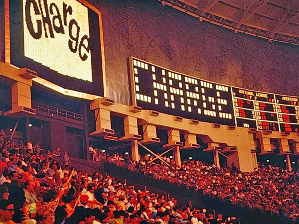 News_Astrodome_interior_fans_Charge_score board