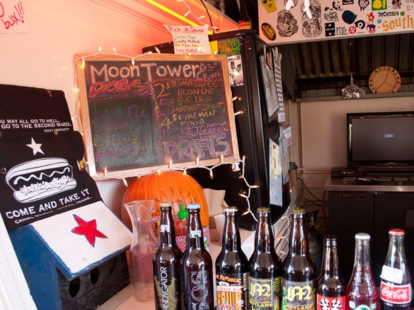 News_Moon Tower Inn_bar