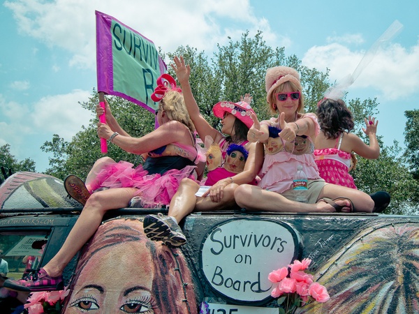 News_Art Car Parade_Women Rock