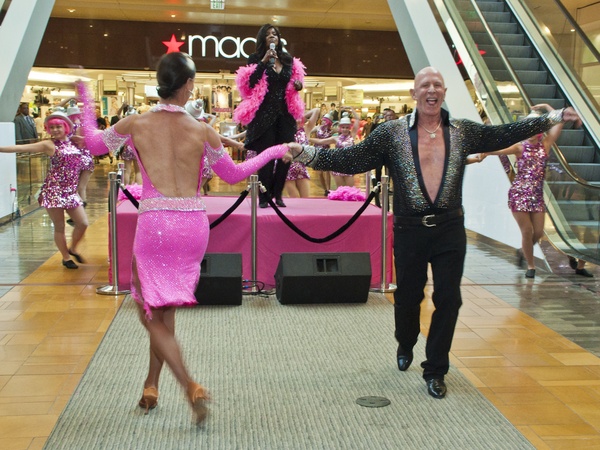 News_Pink Well_Flash Mob_Lester Smith_Sue Smith_June 2011