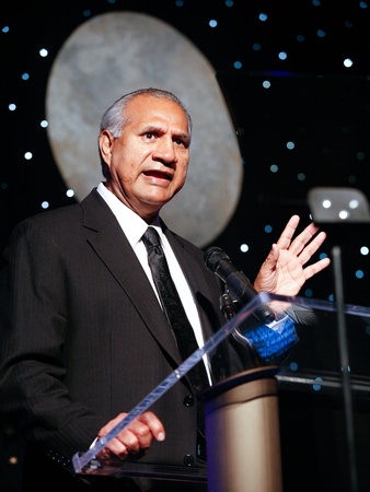 News_H-E-B_Excellence in Education Awards_May 2012_Ramiro Guerra