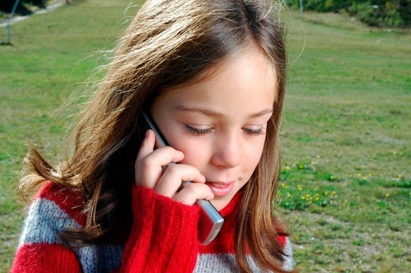 Austin Photo Set: pesoli_daughter secret cellphone_dec 2012_young girl on phone