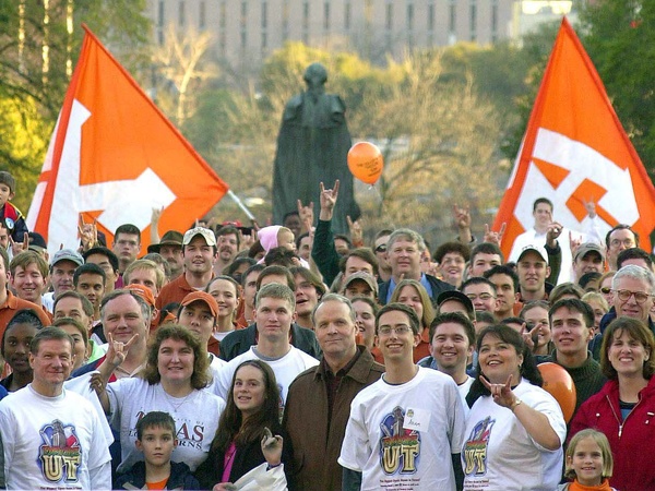 News_University of Texas_Austin_crowd