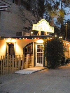 Places_Drinks_Hans' Bier Haus_exterior_night