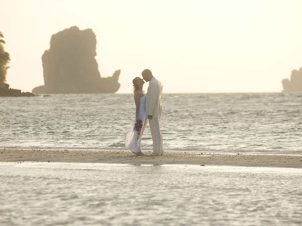 News_bride_groom_beach_ocean