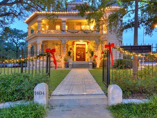 Austin Junior Forum presents Christmas at the Caswell House