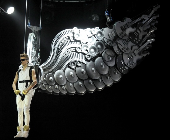 Justin Bieber, Believe Tour, angel wings
