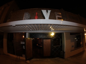 Austin Photo: places_drinks_dive bar_exterior