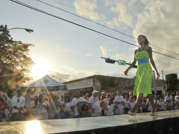 004_White Linen Night, August 2012, model, fashion show