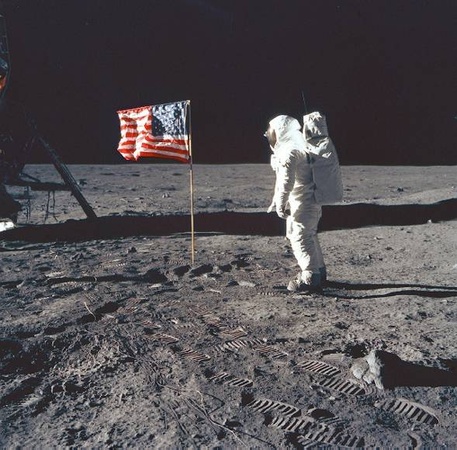 News_Neil Armstrong_moon_flag