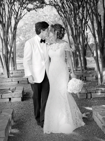 News_Sachse-Florescu wedding_May 2012_garden_kissing