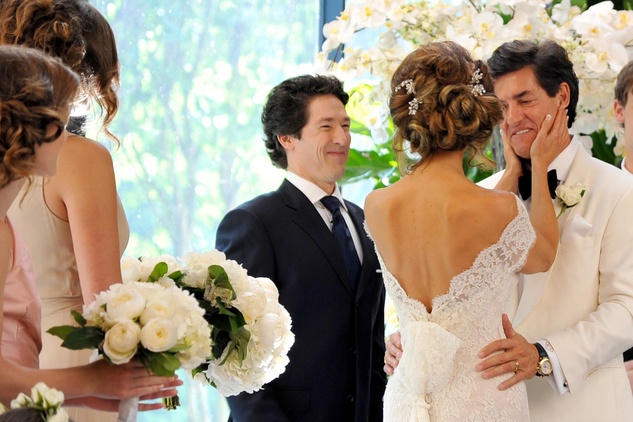 Dominique Sachse Nick Florescu Wed By Joel Os Amid A Sea Of News Dominique Sachse Nick Florescu Wedding May 2017