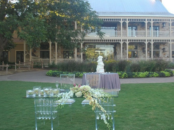 News_Lost Pines_April 2012_Riversong Lawn_wedding cake