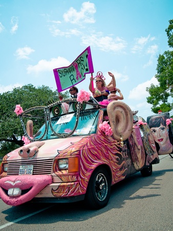News_Art Car Parade_Women Rock