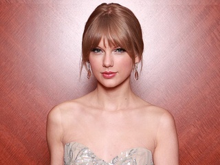 News_Taylor Swift_head shot_hair pulled back