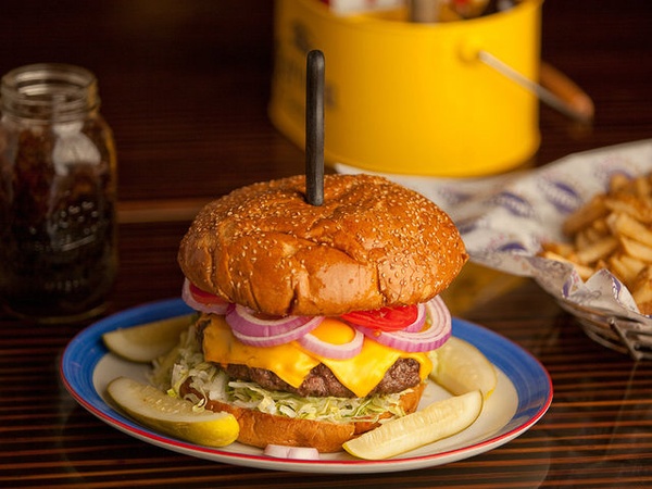 I Love This Bar & Grill, Toby Keith, hamburger