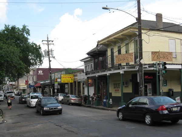 News_Peter Barnes_New Orleans_Magazine Street