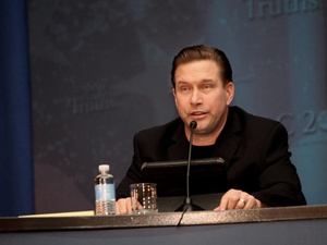 Stephen Baldwin, microphone