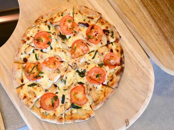 News_Alto Pizzeria_pizza_with grilled chicken