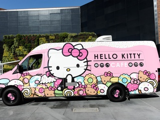 Hello Kitty Cafe truck exterior