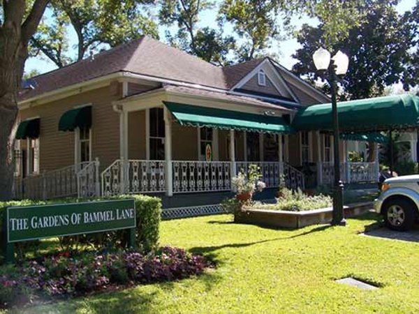 News_Phil & Derek's, restaurant