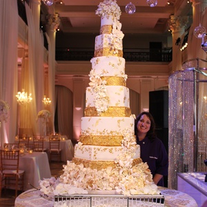 H Town Chef S Gold Dusted 12 Tier Wedding Cake Shakes Up