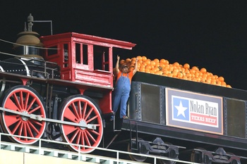 Hoffman tracks down Astros train conductor with dynamite dance moves