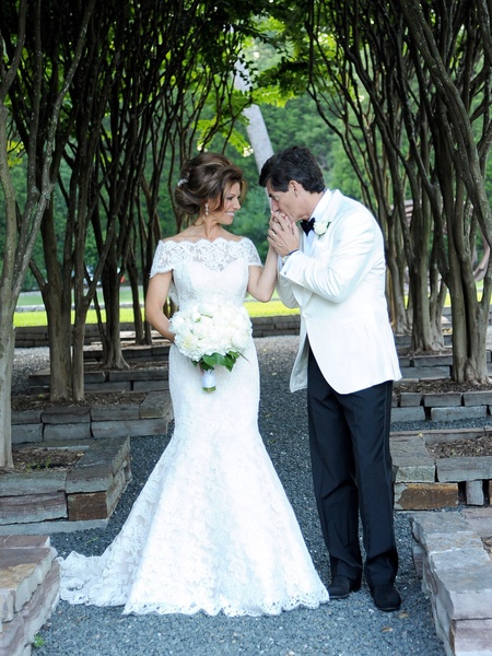 News_Sachse-Florescu wedding_May 2012_garden_hand kiss