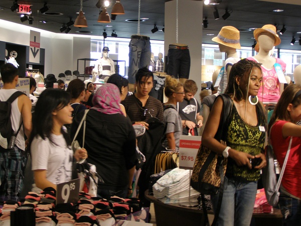 News_H&M, grand opening, May 31, 2012