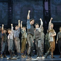Dan DeLuca and cast of national tour of Newsies