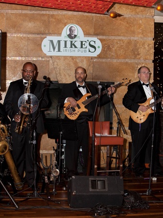 News_Tony's_bar_Mike's Irish Pub_Yvonne Washington and The Mix