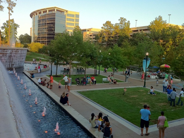 News_The Woodlands_family scene_fountains_splash pad