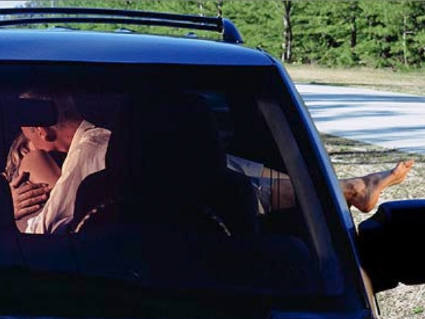 News_couple_kissing_car_foot