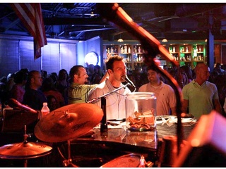 Places-Drinks-Pete's Dueling Piano Bar interior action