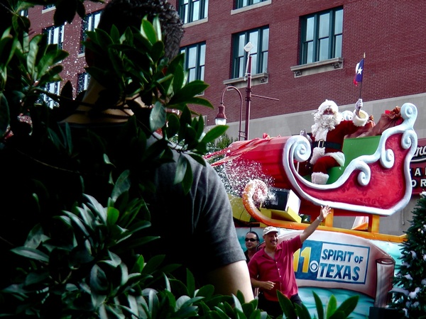 News_HEB_Parade_Santa_1126