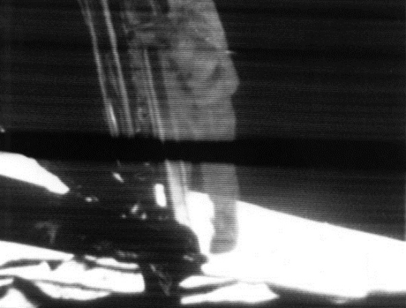 News_Neil Armstrong_Apollo_11_first_step