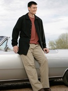 News_Yao Ming_street clothes_leaning on car