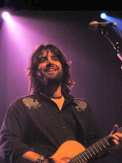 News_Bob Schneider_with guitar