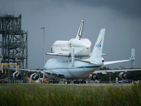 Shuttle Endeavor, on plane, piggyback