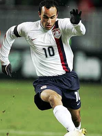 News_Landon Donovan_soccer player_ball_kick