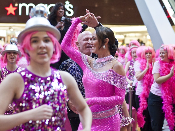 News_Pink Well_Flash Mob_Lester Smith_Sue Smith_June 2011